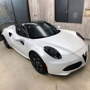 アルファロメオ4Cのルーフを艶ありのハイグロスカーボンでラッピングした車両
