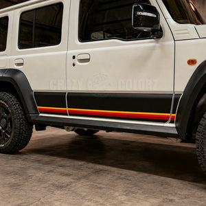 ジムニーノマド JC74Wの車体下部に装着したBLACK TRAIL RETRO STRIPEのマットブラック調ベースと細幅レトロラインの拡大イメージ