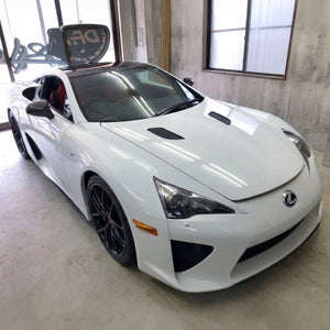 レクサスLFAのルーフとサイドミラーを艶ありのハイグロスカーボンでラッピングした車両