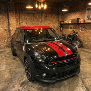 BMW MINI ペースマン R61の純正ストライプをさらに改善し精度をあげたストライプ
斜め右前からのショット
レンガのガレージにライトに照らされたショット