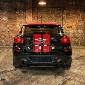 BMW MINI ペースマン R61の純正ストライプをさらに改善し精度をあげたストライプの真後ろからのショットレンガ風のガレージにライトに照らされている