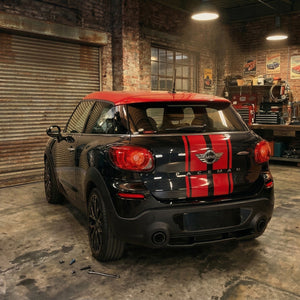 BMW MINI ペースマン R61ペースマンの純正ストライプをさらに改善し精度をあげたストライプのリアからのショット,レンガ風のガレージに工具がおいてある