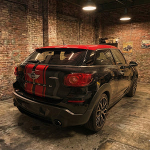 BMW MINI ペースマン R61の純正ストライプをさらに改善し精度をあげたストライプのリア斜め後ろからのショット、背景はレンガのガレージ